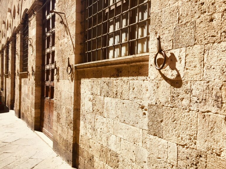 Muri esterni del carcere di Volterra