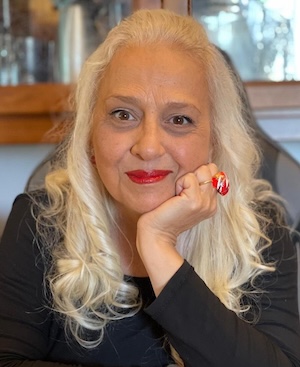 Paola Russo sorride seduta in una stanza accogliente